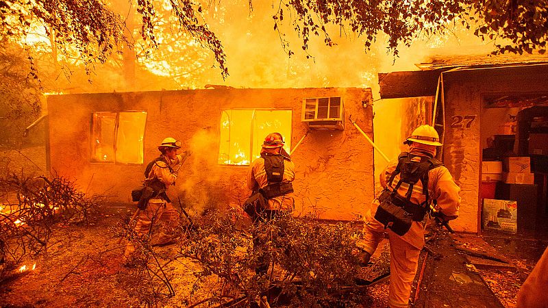 El fuego sigue sin control en California, con al menos nueve muertos