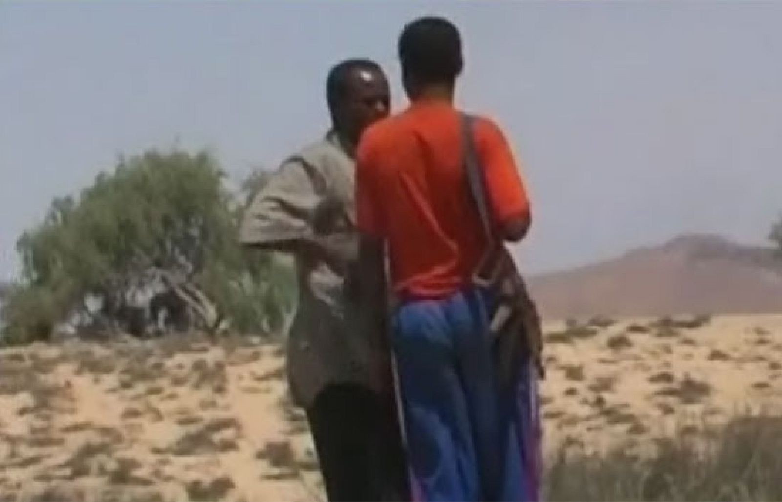 Una fragata de la OTAN ataca a piratas somalíes que intentaban abordar un carguero noruego | Ver