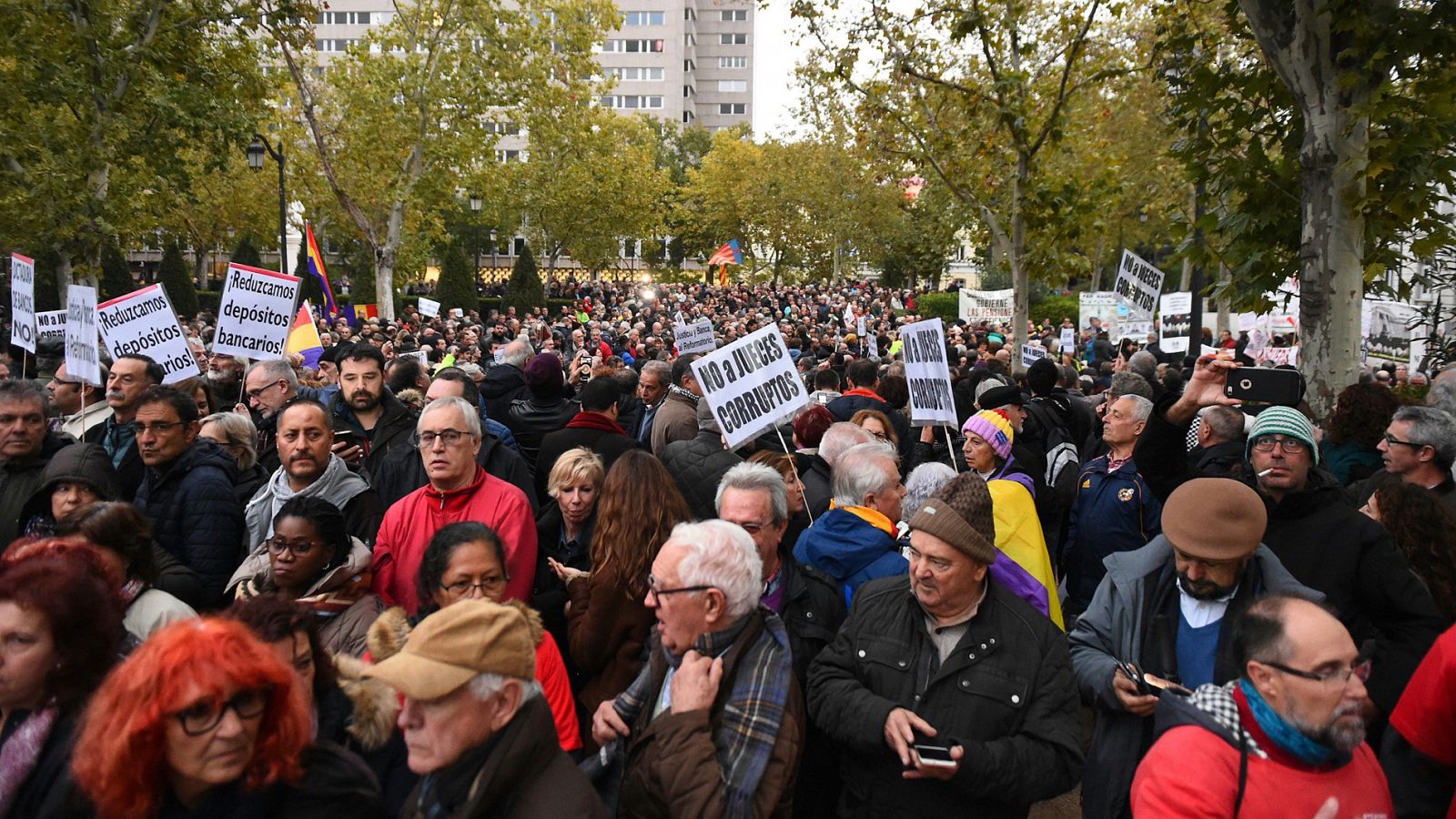 Telediario 1: Concentración frente al Tribunal Supremo para protestar contra el fallo sobre las hipotecas | RTVE Play