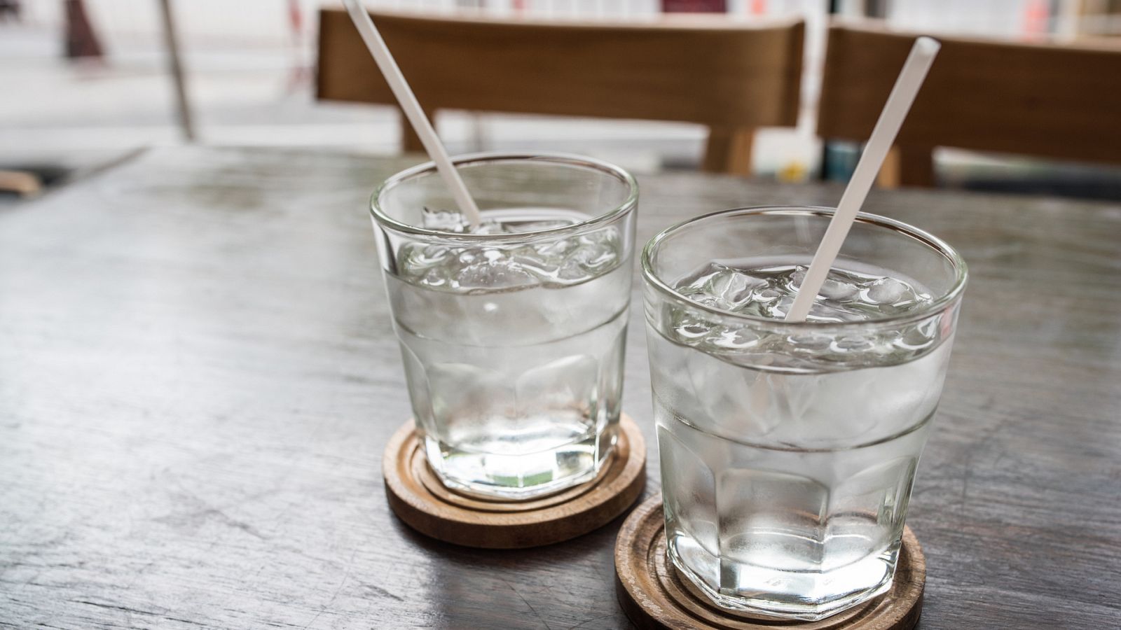 Consumidores y hosteleros, enfrentados por la propuesta de obligar a servir agua de grifo