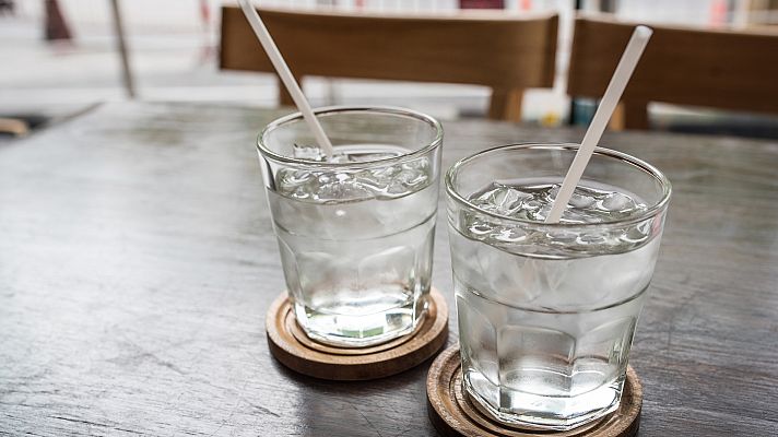 Telediario 1 - Consumidores y hosteleros, enfrentados por la propuesta de obligar a servir agua de grifo