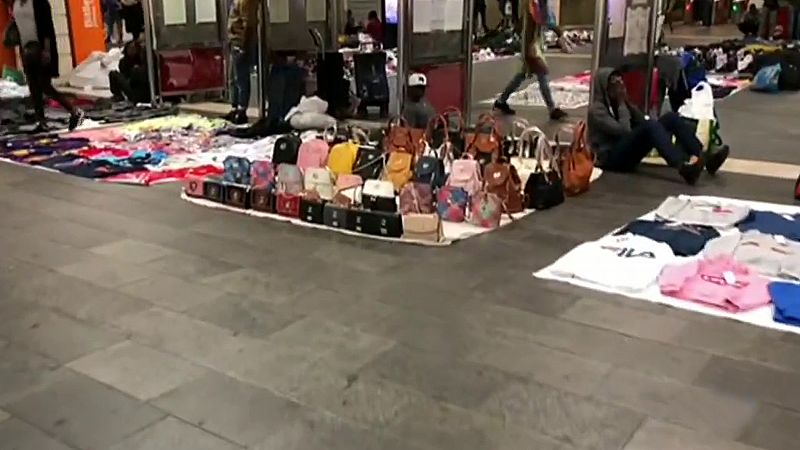 Renfe denuncia la acumulación de manteros en la estación de Plaza Cataluña
