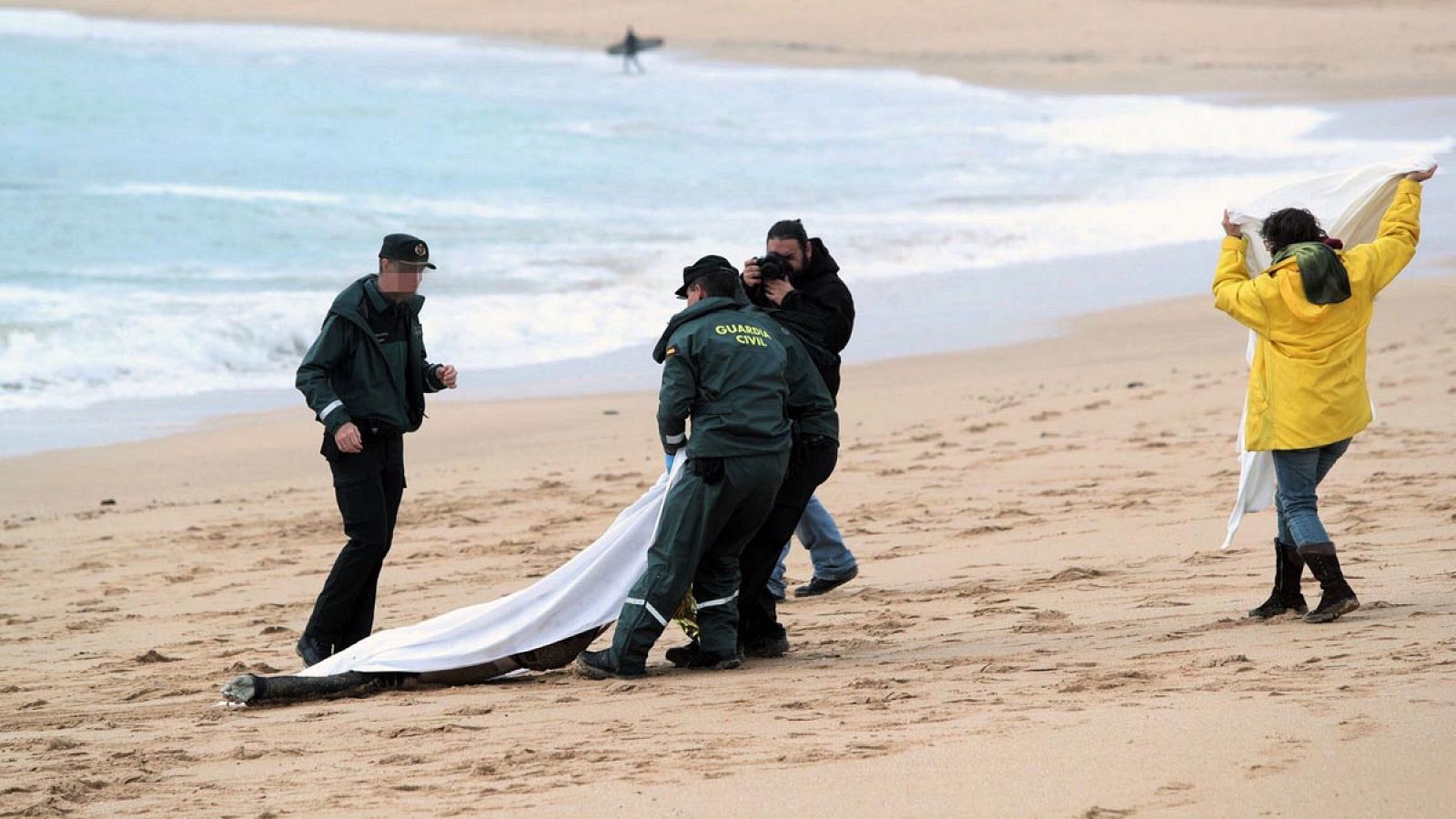 La Guardia Civil encuentra otros 5 cuerpos sin vida, lo que eleva a 18 la cifra de muertos por el naufragio