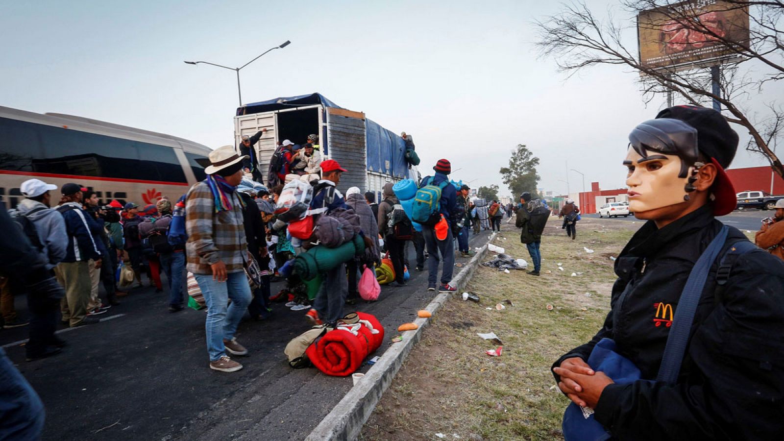 Telediario 1: Los primeros en llegar a Tijuana | RTVE Play