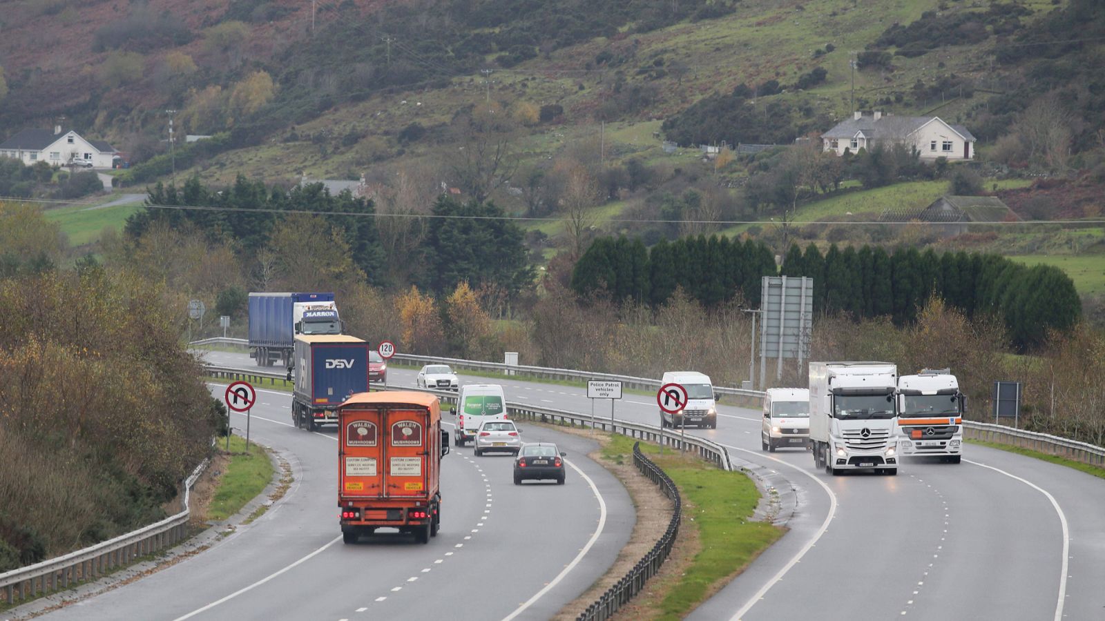 Así es la frontera 'invisible' que separa Irlanda de Irlanda del Norte.