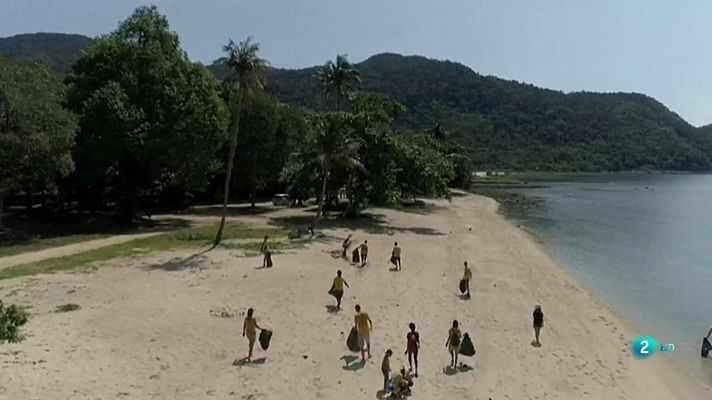 Una ONG suiza limpia las playas de Tailandia