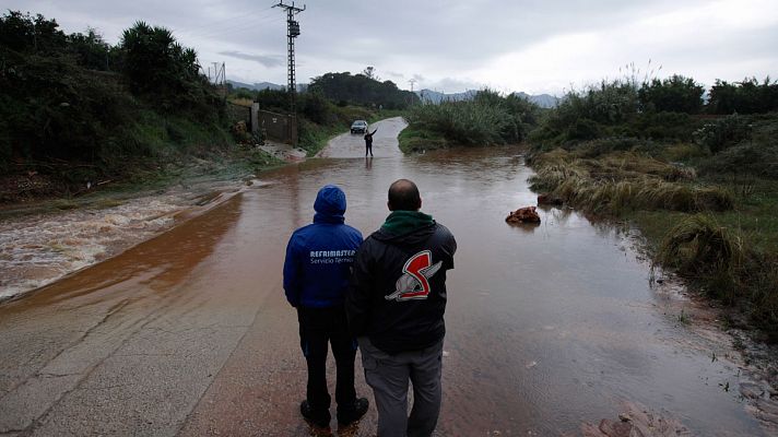 Telediario 1 - Alerta roja por lluvias y hasta 300 litros en Valencia