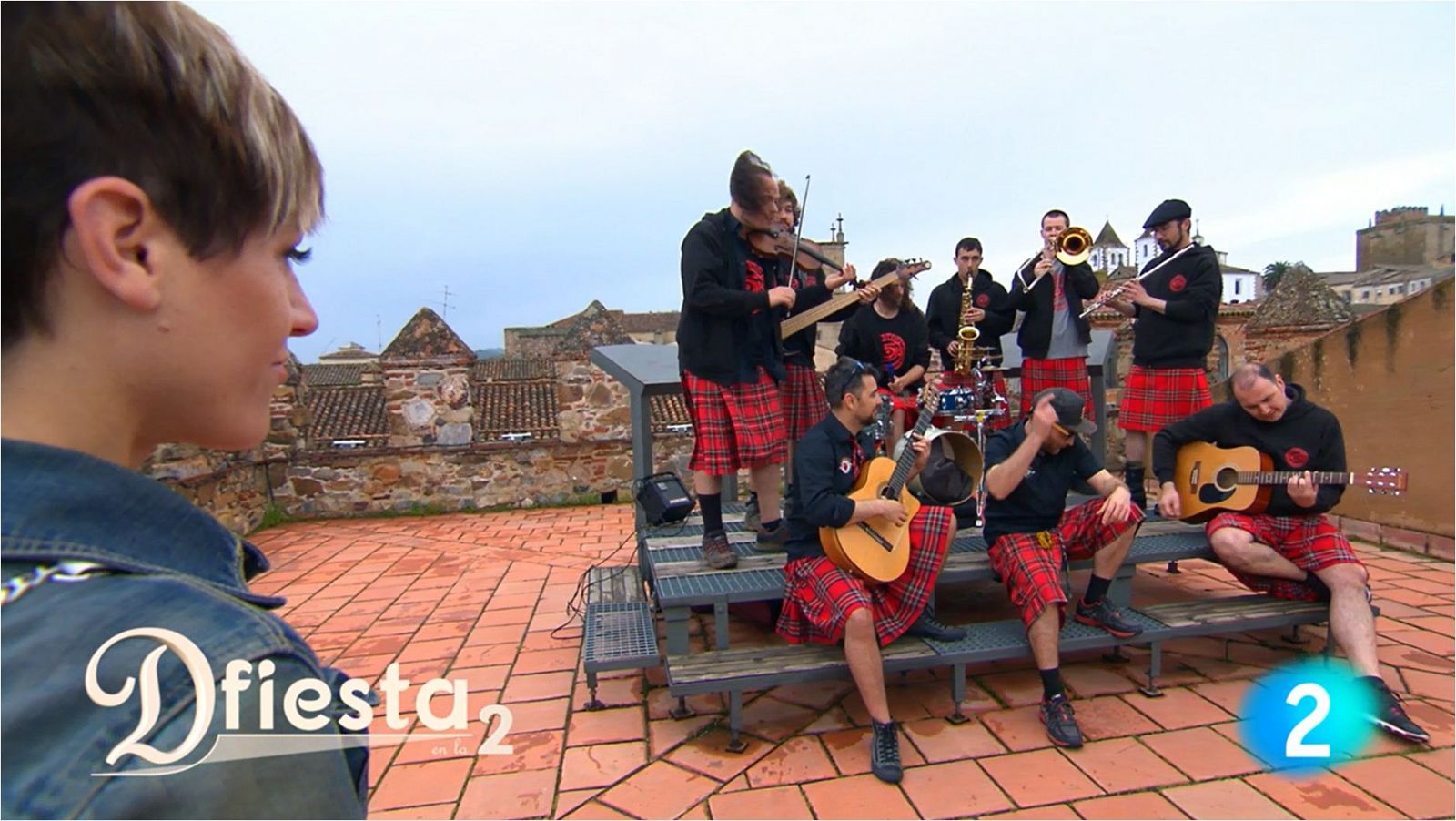 Dfiesta en La 2: Los niños de los ojos rojos cantan 'La Comarca' | RTVE Play