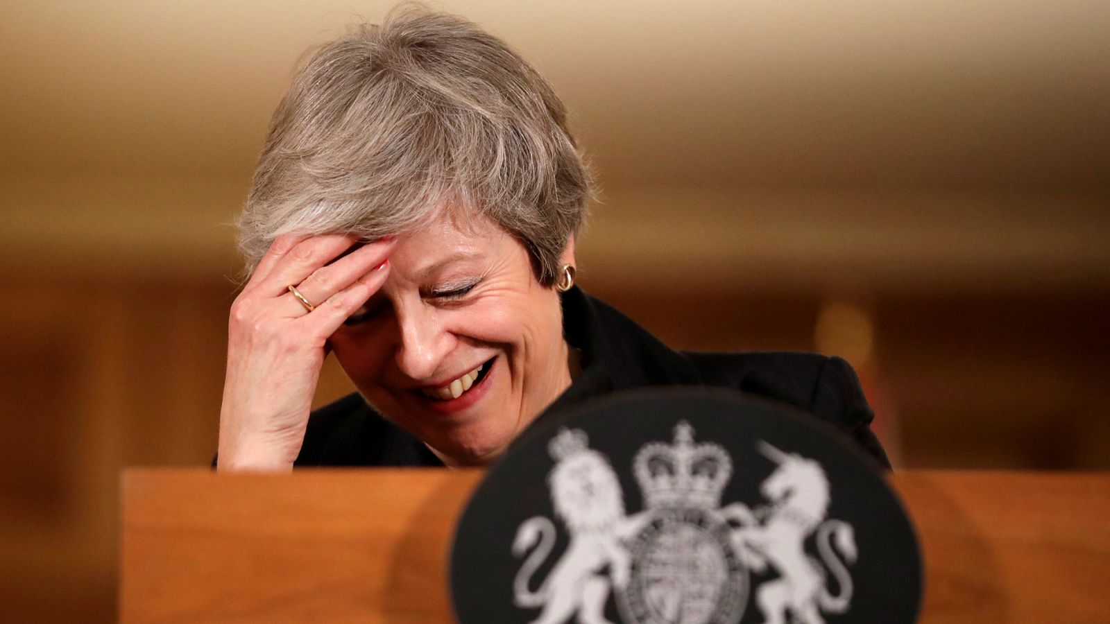 May sortea la rebelión en su Gobierno y defenderá el 'Brexit' hasta el final