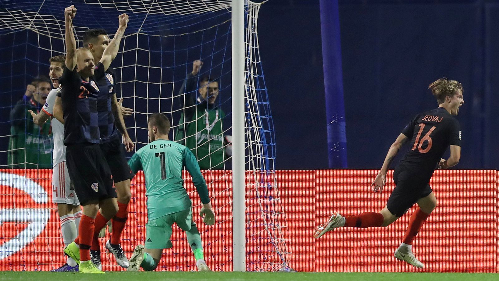 Croacia volvió a ponerse por delante sobre España con un gol de Jedvaj, que remató solo un pase medido de Luka Modric al segundo palo.