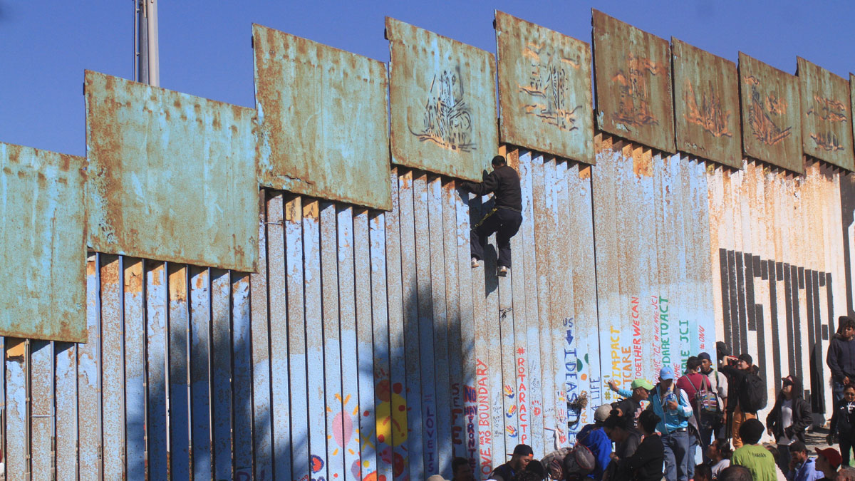 La caravana llega a la frontera entre M xico y EE.UU