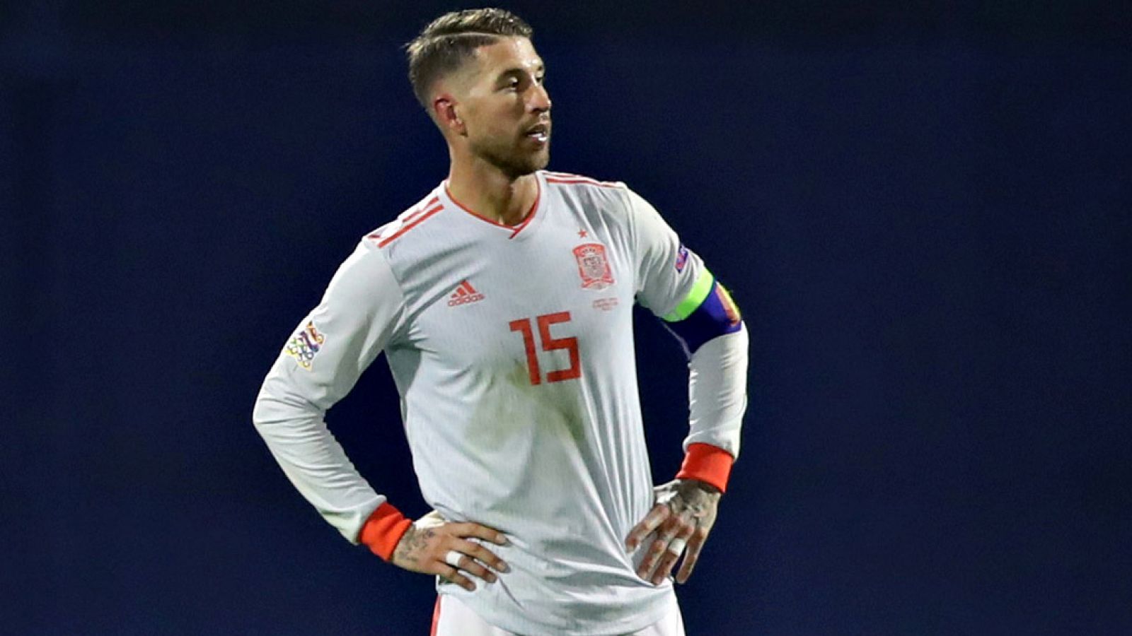 El defensa español Sergio Ramos, capitán de la selección y del Real Madrid, ha tenido que abandonar la concentración de la Roja por una lesión muscular tras el partido ante Croacia. Se pierde así el amistoso del domingo contra Bosnia y es duda con su