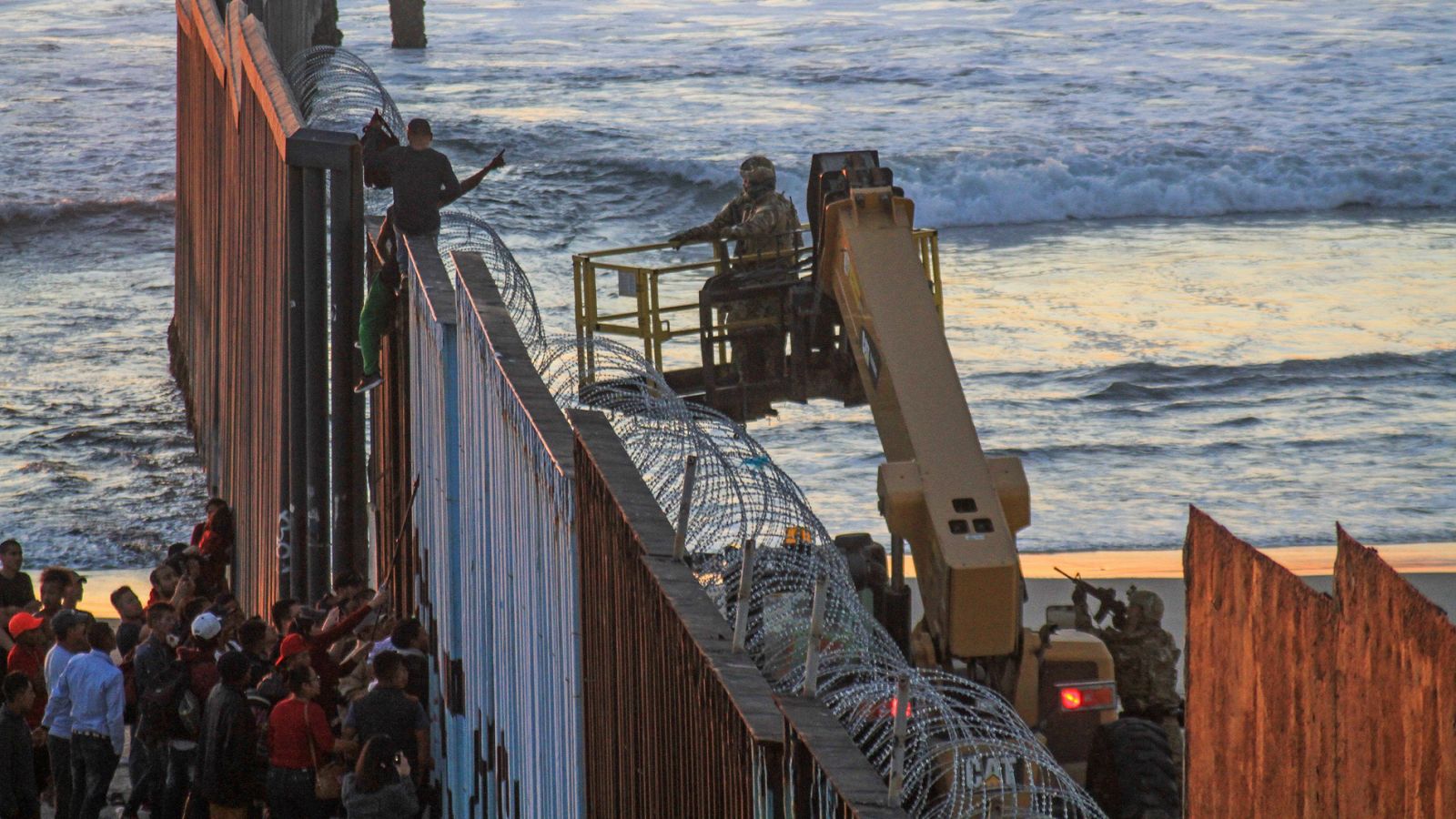 ¿Cómo se preparan ambos lados de la frontera de EE.UU. con México para la llegada de miles de centroamericanos?