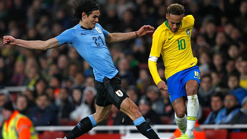 Un gol de Neymar de penalti desniveló un partido amistoso entre Brasil y Uruguay que resultó muy duro, con hasta diez jugadores amonestados. Además, la pena máxima que dio el partido a la 'canarinha' fue muy discutida.