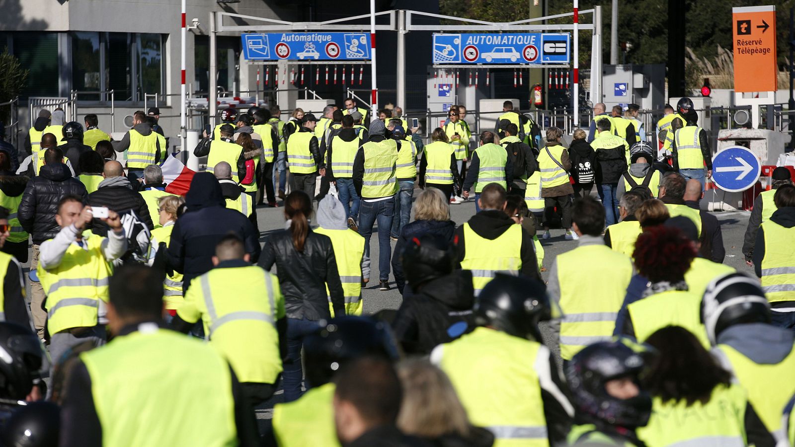 Las protestas por el alza de los carburantes en Francia se saldan con una mujer muerta y un centenar de heridos