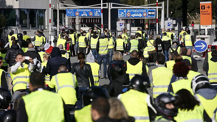 Telediario 1 - Las protestas por el alza de los carburantes en Francia se saldan con una mujer muerta y un centenar de heridos