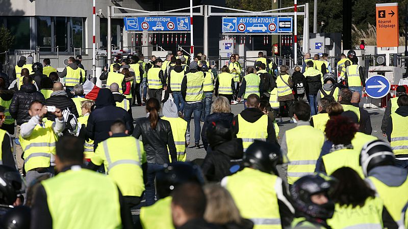 Las protestas por el alza de los carburantes en Francia se saldan con una mujer muerta y un centenar de heridos