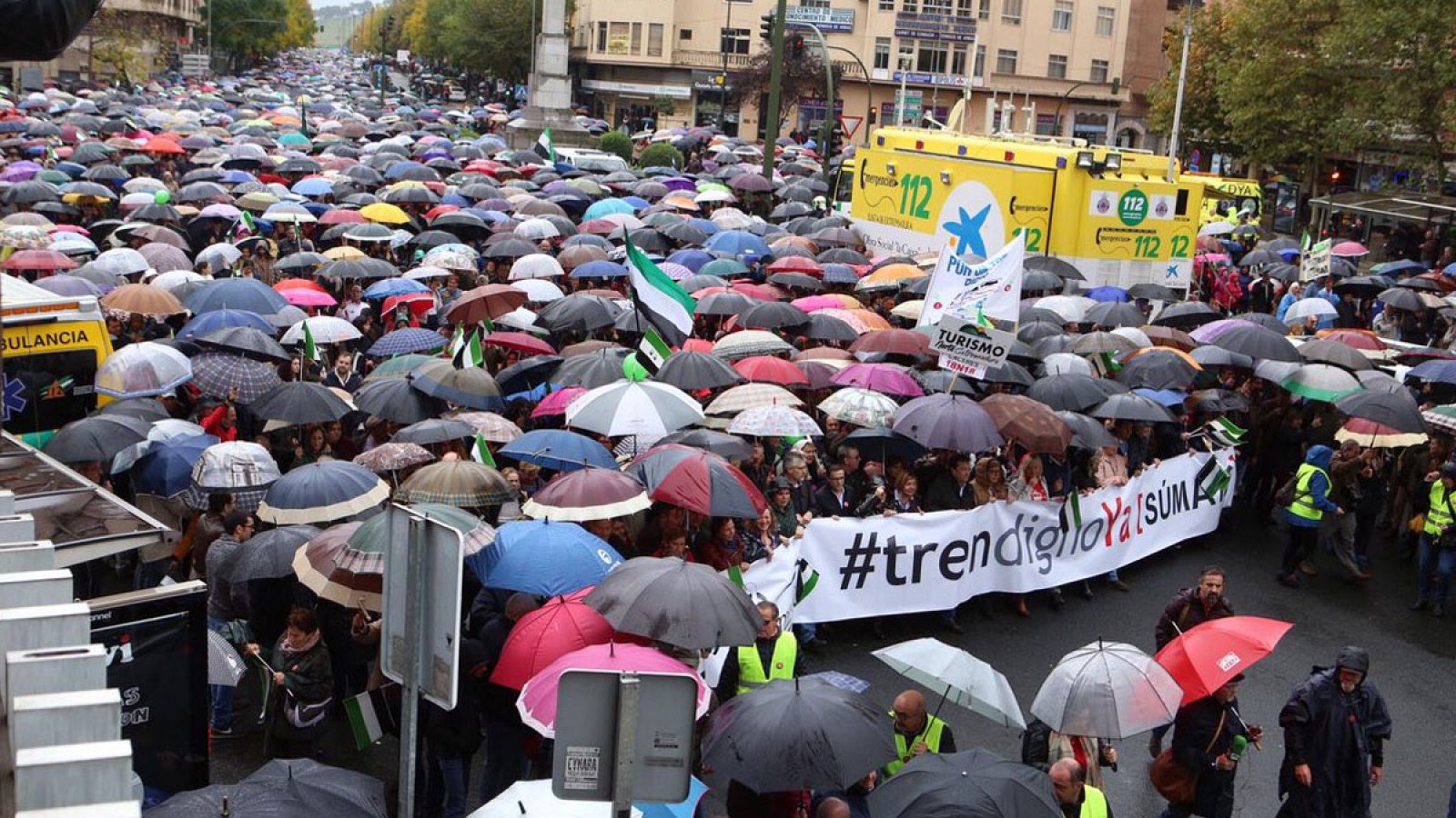 Miles de extremeños se manifiestan en Cáceres para reclamar un tren del siglo XXI