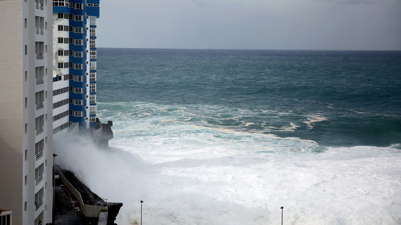El temporal obliga a evacuar viviendas en Girona y Tenerife, donde se registran olas de seis metros