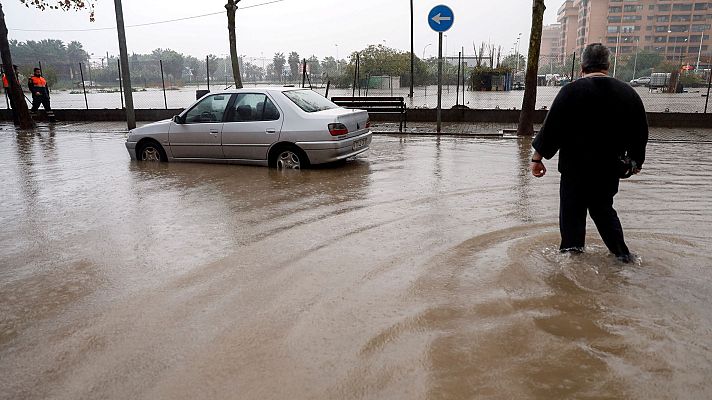 Telediario 1 - El temporal de lluvia colapsa Valencia y Alicante