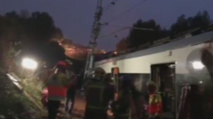Un muerto y seis heridos al descarrilar un tren en Barcelona por un deslizamiento de tierra