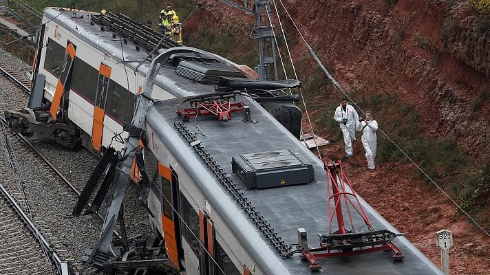 Un muerto y 44 heridos al descarrilar un tren en Barcelona por un deslizamiento de tierra