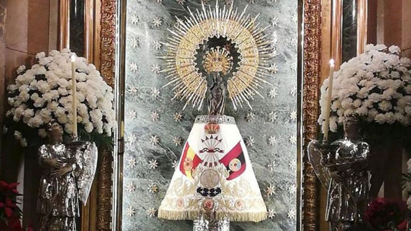 Polémica en Zaragoza por la foto de la Virgen del Pilar con un manto de Falange Española