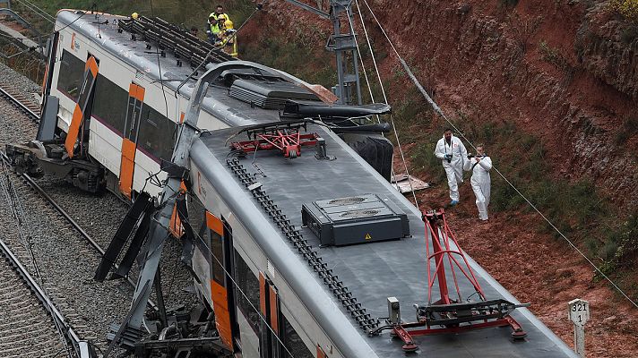 Telediario 1 - Un muerto y 49 heridos al descarrilar un tren en Barcelona