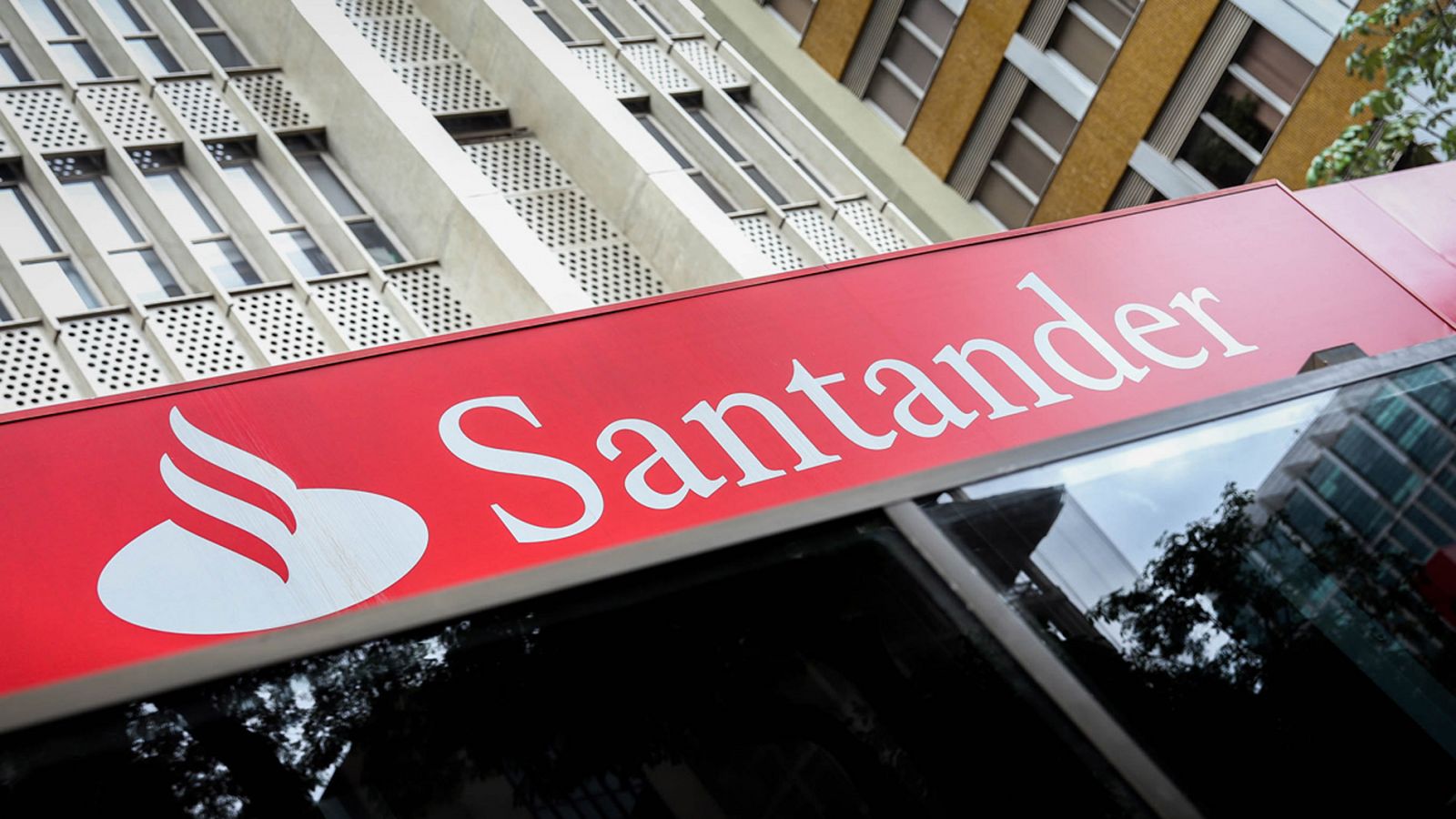 Un Juzgado de Málaga obliga a Santander a abonar el impuesto hipotecario de forma retroactiva  