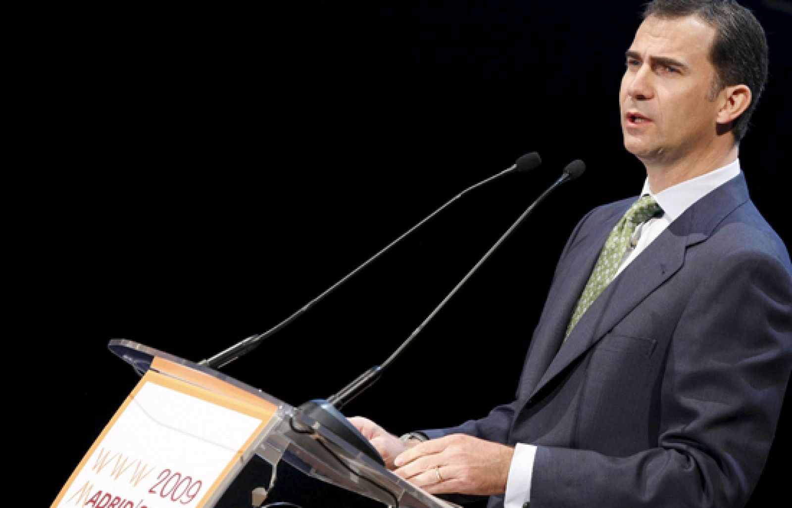 El Príncipe, interesado por Internet "como usuario y padre"