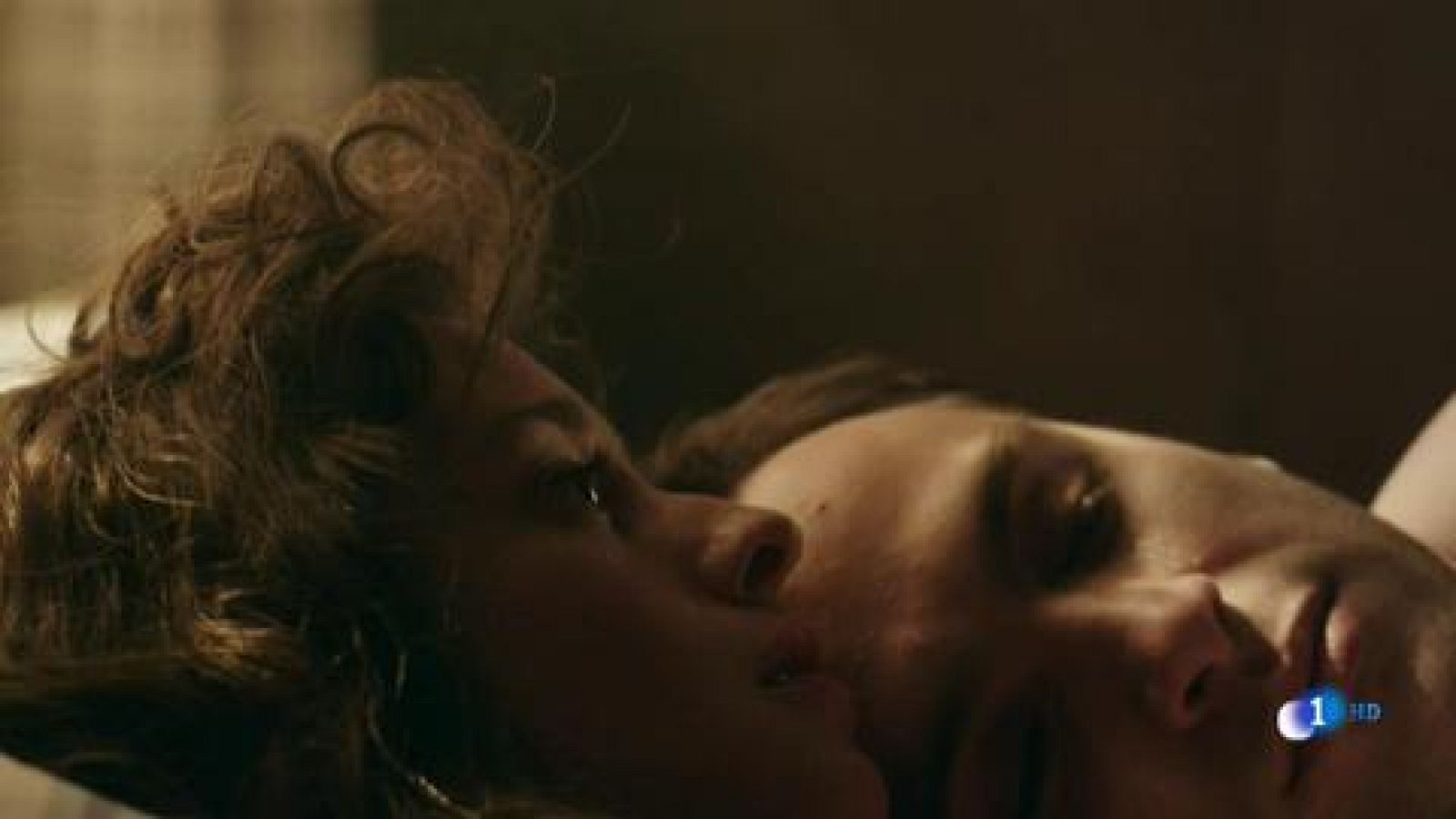 Cuéntame cómo pasó - Carlos y Karina acuden a la boda de Julia