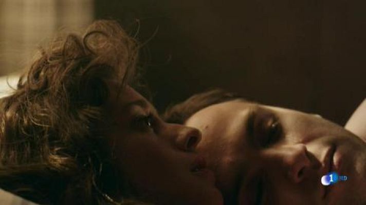 Cuéntame cómo pasó - Carlos y Karina acuden a la boda de Julia