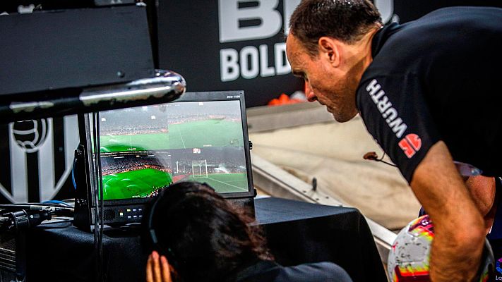 Telediario 1 - Los árbitros valoran positivamente el VAR, "nuestro ángel de la guarda"