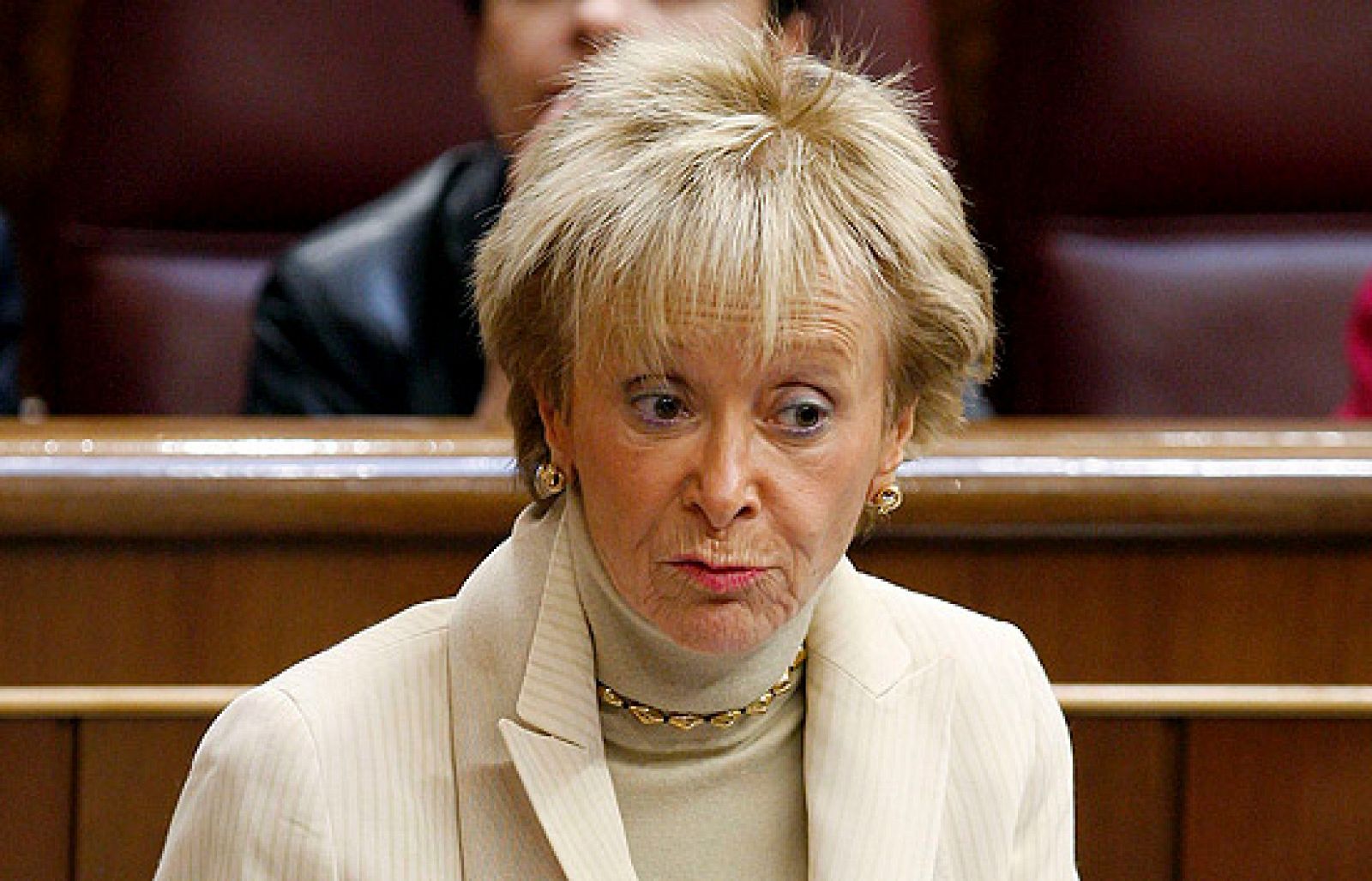 El Gobierno busca una fórmula alternativa de financiación para RTVE que garantice la estabilidad y el empleo de la Corporación, y que no cueste nada al bolsillo del ciudadano. La vicepresidenta Fernández de la Vega ha afirmado en el Congreso que el anunciado recorte de publicidad en TVE pretende ayudar a las cadenas comerciales en crisis. Respondía así a una pregunta de Izquierda Unida sobre las razones de ese recorte y las posibles compensaciones.