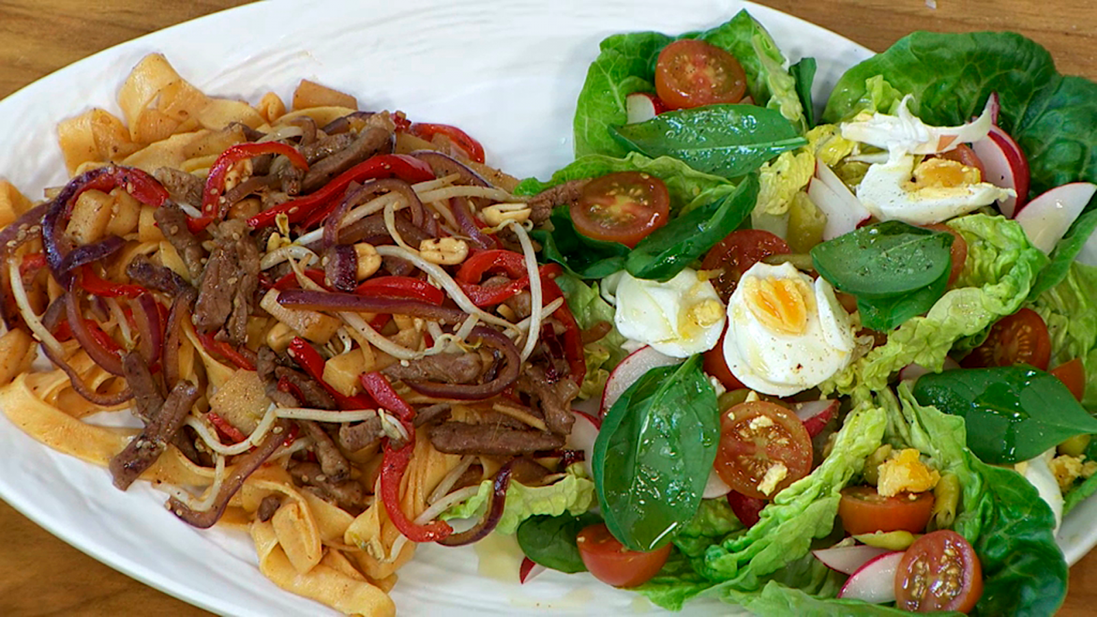 Torres en la cocina - Ensalada y presa ibérica con tallarines de zanahoria