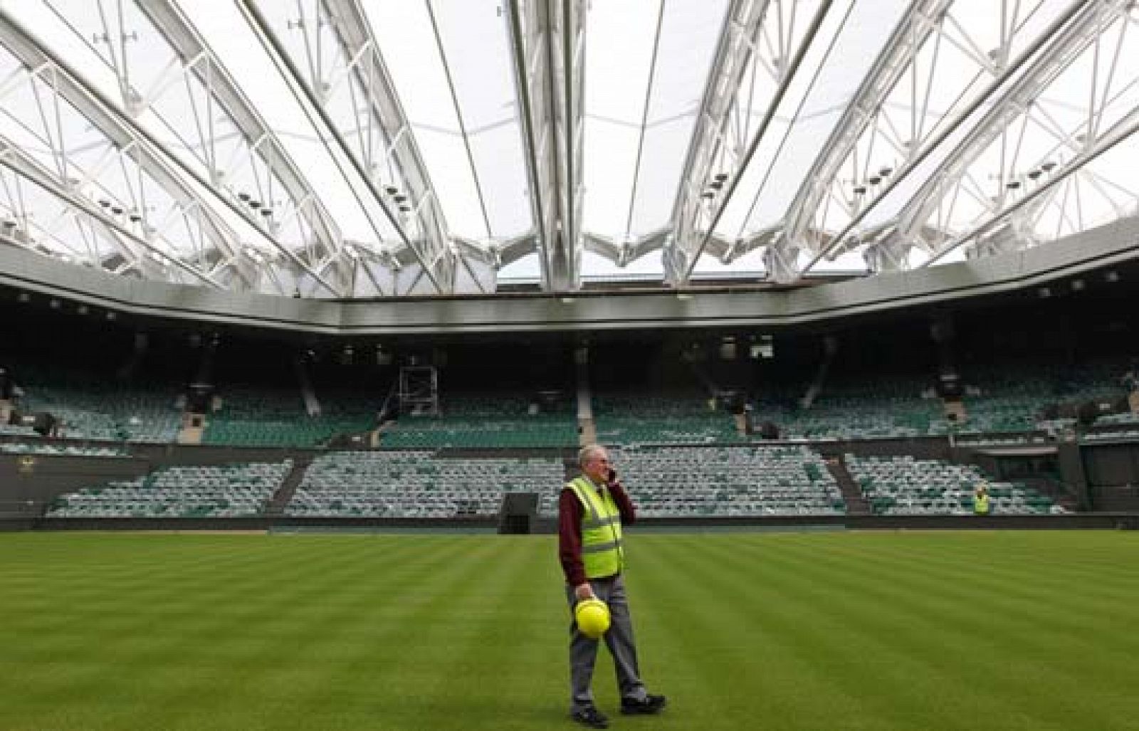 El torneo de Wimbledon, tercer 'Grand Slam' del año y que se disputa del 22 de junio al 5 de julio, ha presentado el nuevo techo retráctil.
