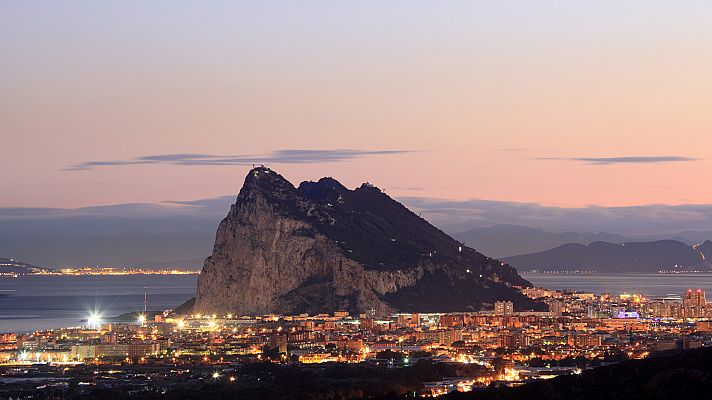 Casado califica de fracaso el acuerdo de Sánchez sobre Gibraltar pero Iglesias lo apoyará si beneficia a los trabajadores del Campo de Gibraltar