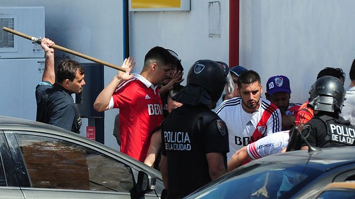 Los incidentes previos al River-Boca obligan a aplazar una hora la final de la Libertadores