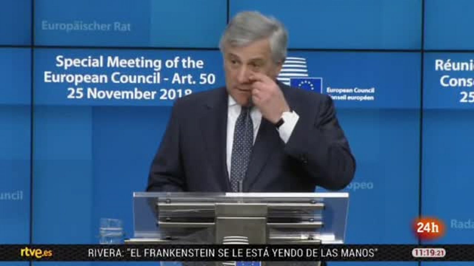 El presidente del Parlamento Europeo, Antonio Tajani, pinta su rostro contra la Violencia de Género