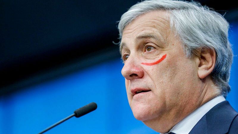 El presidente del Parlamento Europeo, Antonio Tajani, pinta su rostro contra la Violencia de Género