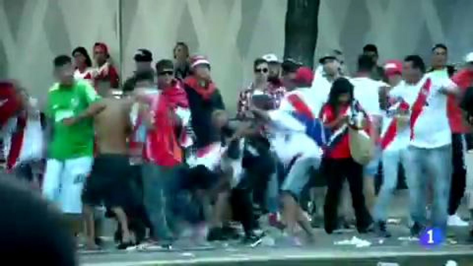 Los medios de comunicación argentinos reflejaron este domingo el sentimiento de "bochorno" de buena parte del país por el aplazamiento de la final de la Libertadores entre River Plate y Boca Juniors por la violencia, una "vergüenza mundial" que llen