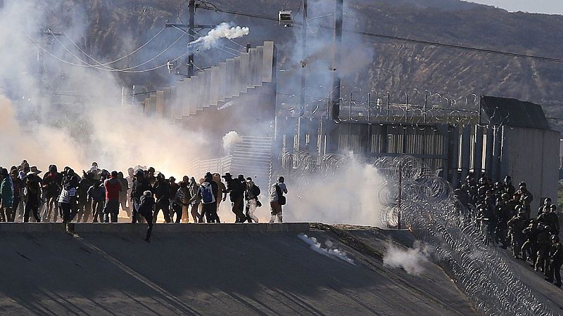 Un grupo de migrantes redobla la presión y busca cruzar el muro con EE.UU. a la fuerza