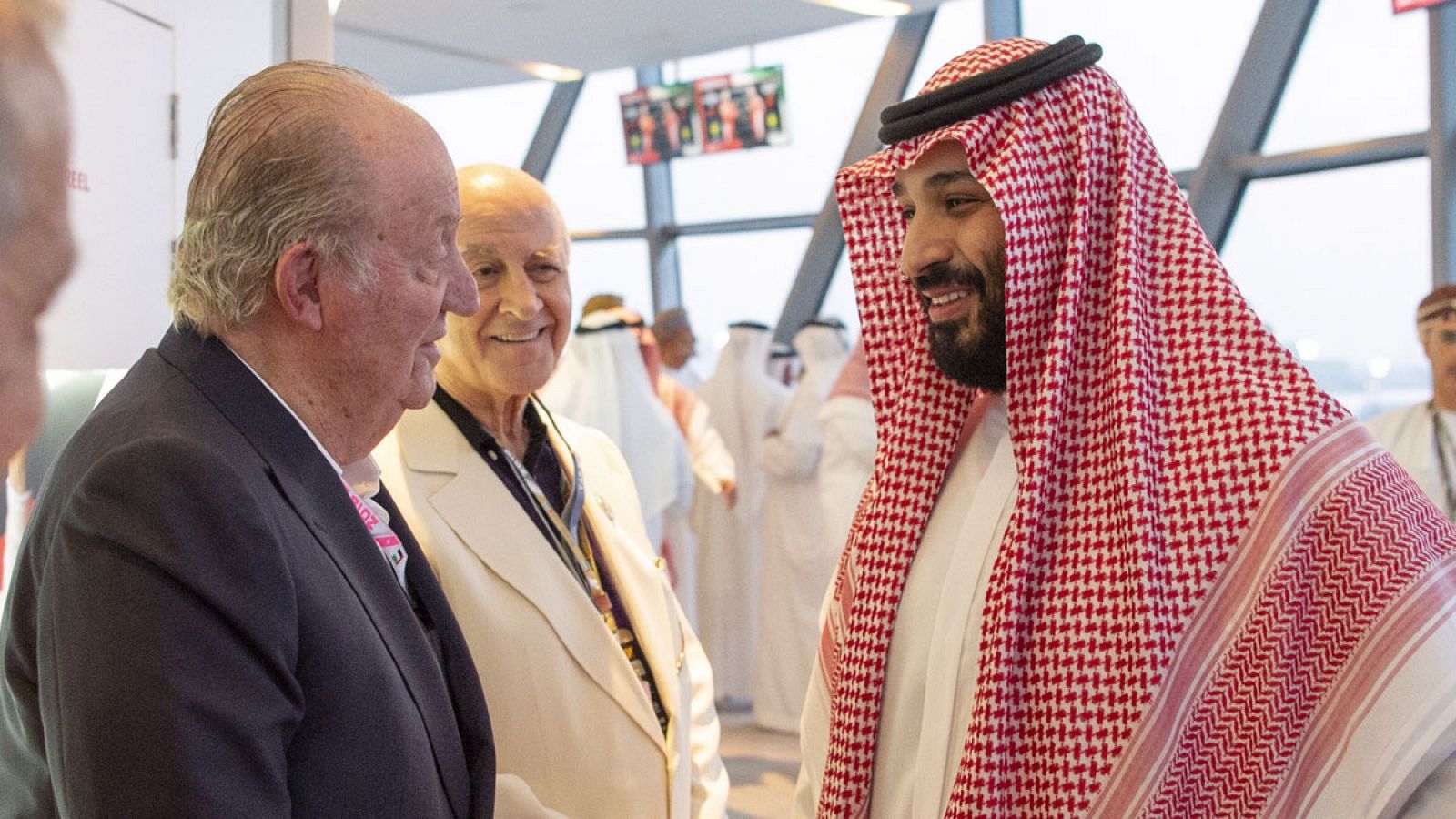 Telediario 1: El rey emérito saluda al príncipe saudí acusado de ordenar el asesinato de Khasoggi | RTVE Play