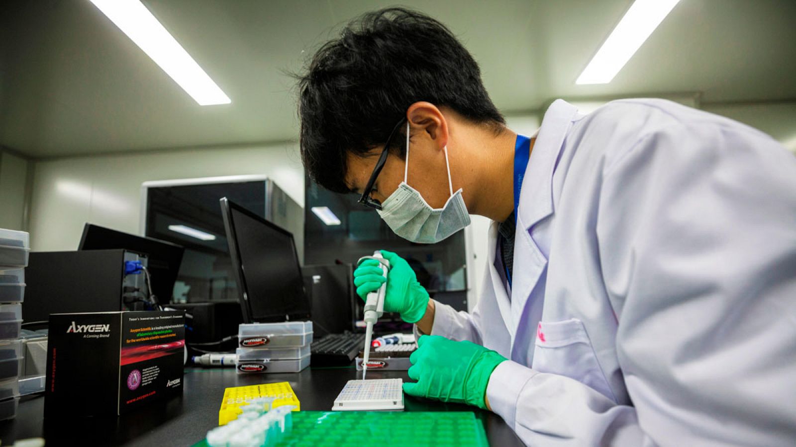 El genetista chino He Jiankui ha anunciado que su equipo ha creado los primeros bebés modificados genéticamente del mundo: dos gemelas cuyo ADN ha sido alterado con la técnica de edición CRISPR para mutar un gen y hacerlas inmunes al virus VIH, causa