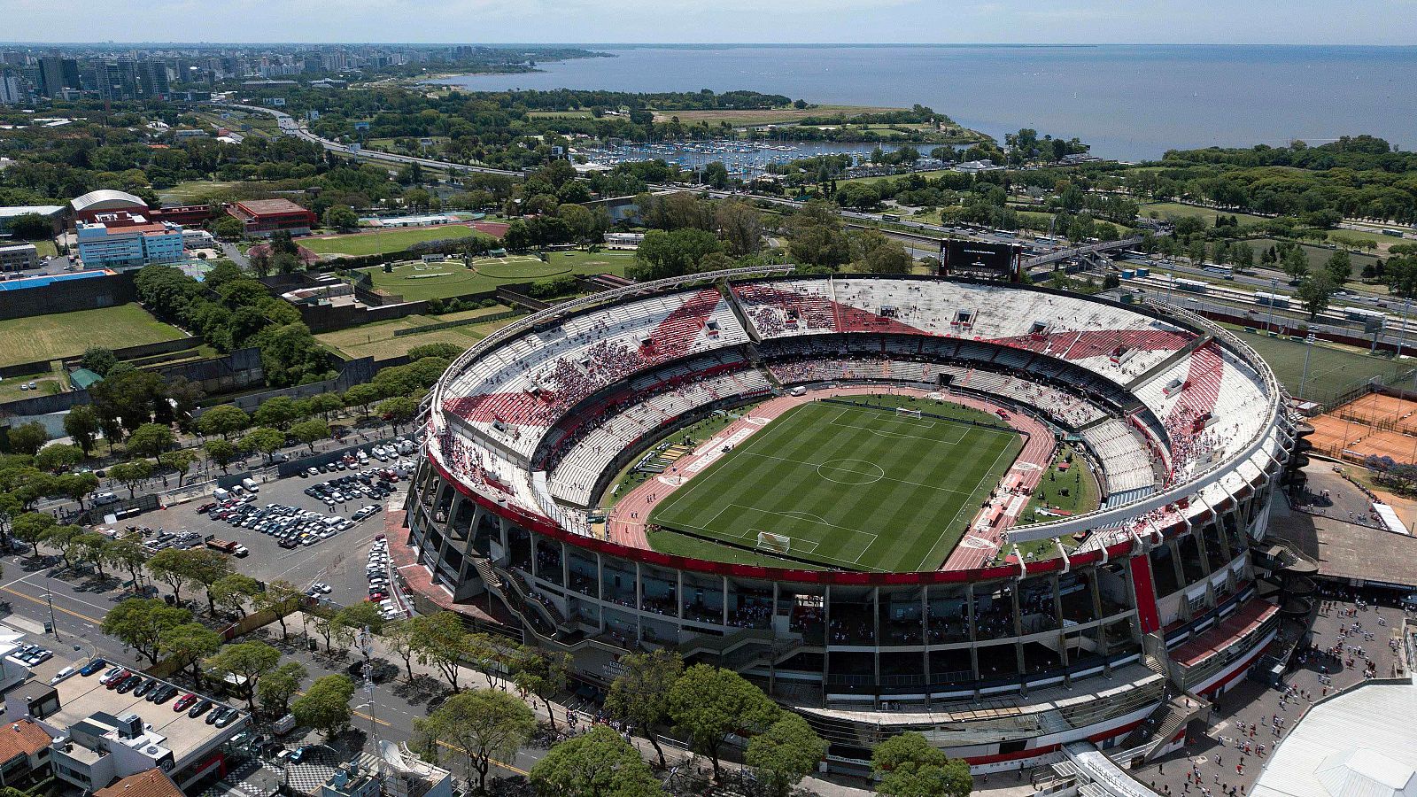 La final de la Copa Libertadores entre Boca Juniors y River Plate, suspendida por los incidentes ocurridos antes de su disputa, tendrá fecha este martes, cuando la Conmebol decida qué día y en qué condiciones se juega.
