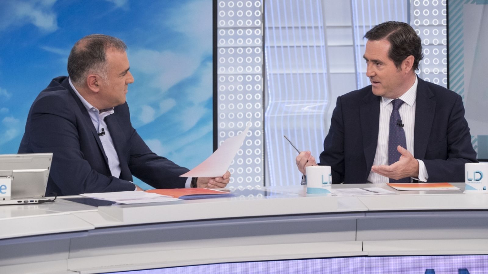 Los desayunos de TVE - Antonio Garamendi, presidente de la CEOE, y Juan Marín, candidato de IU a la presidencia de la Junta de Andalucía