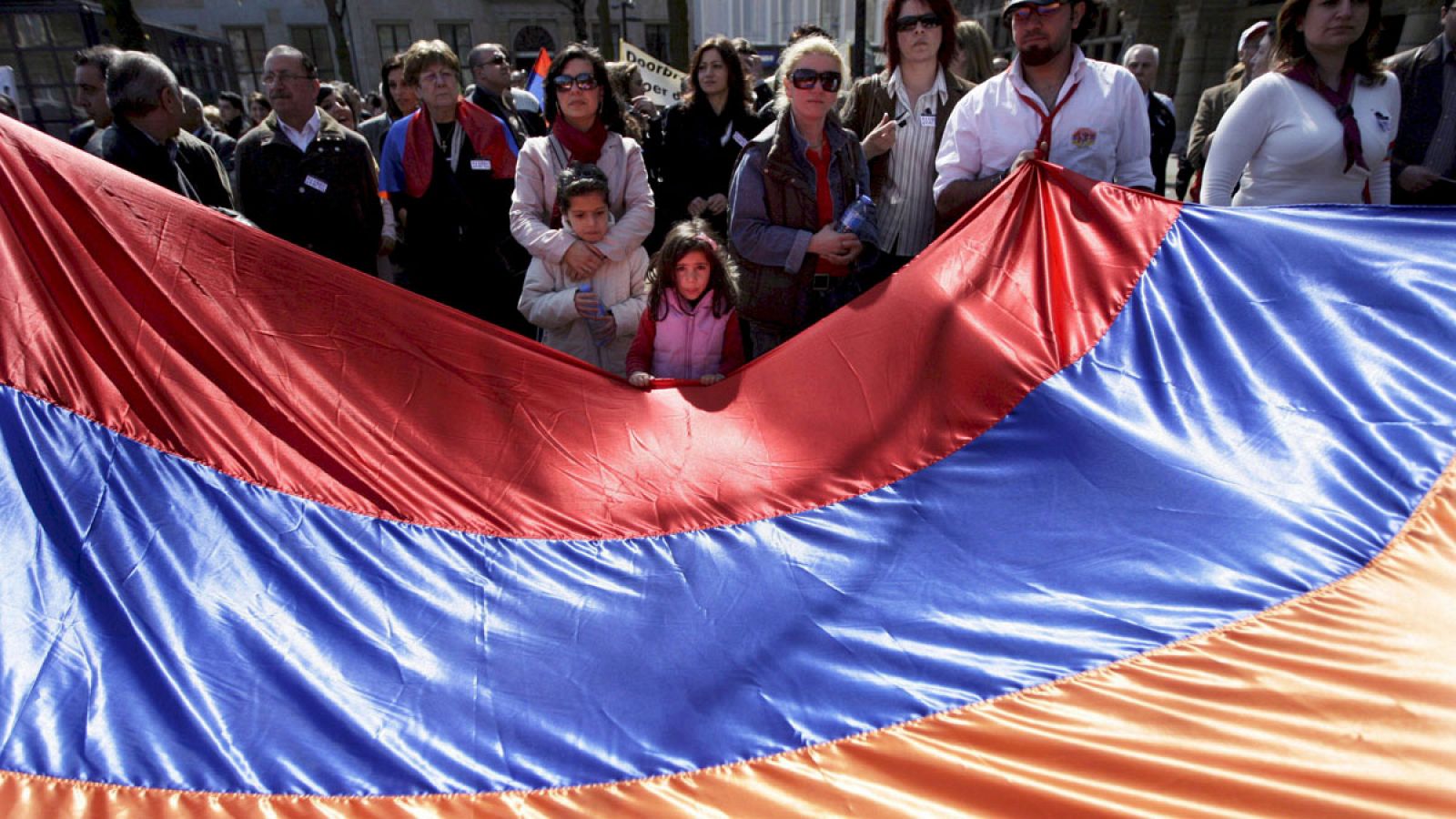 Telediario 1: Culto ininterrumpido para evitar la deportación de una familia armenia | RTVE Play
