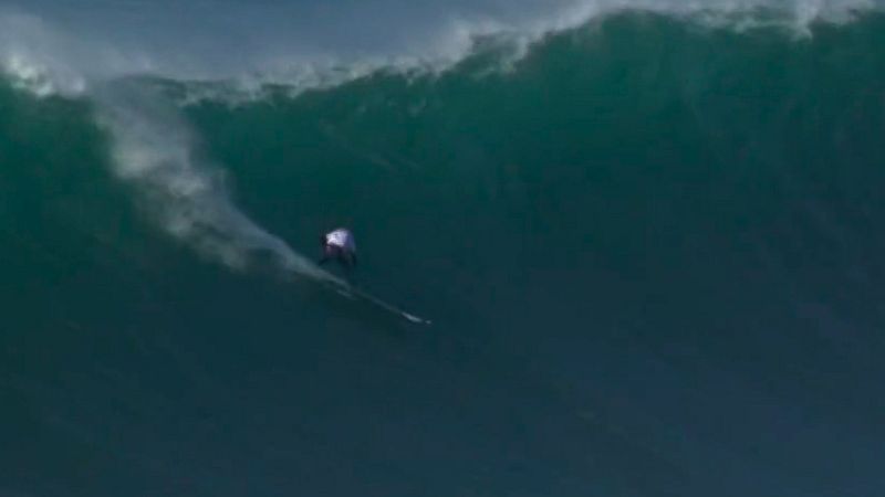Natxo González, el único surfista del mundo con un '10' en Nazaré