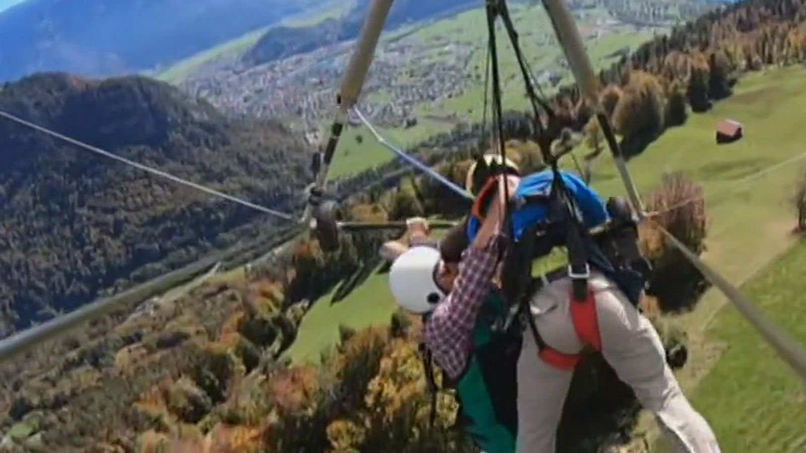 Un turista estadounidense, protagonista en las redes sociales tras subirse a un ala delta sujeto solo con sus manos