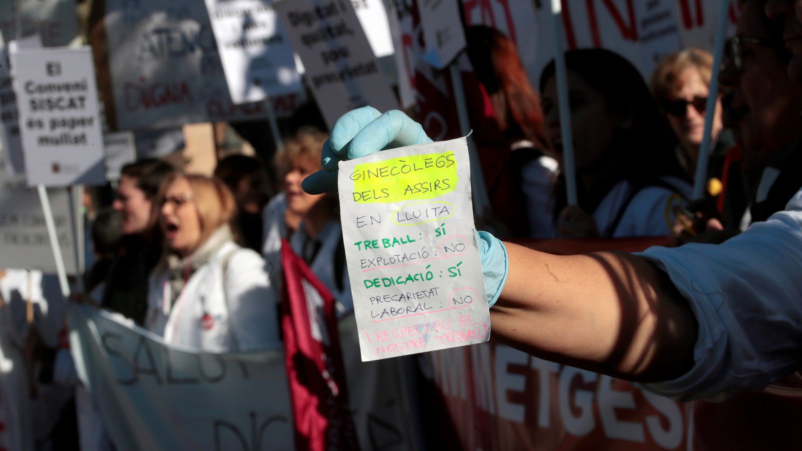 Médicos y bomberos se manifiestan ante el Parlament